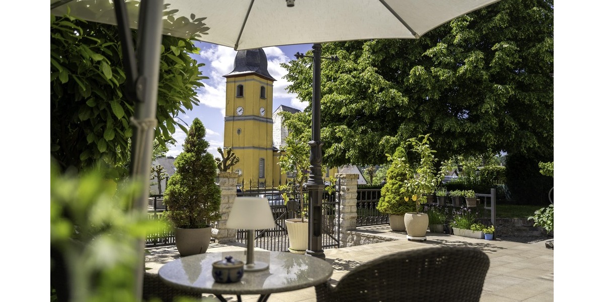 Terrassentraum mit Kirchblick