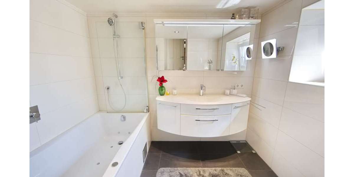 Helles Bad mit Badewanne